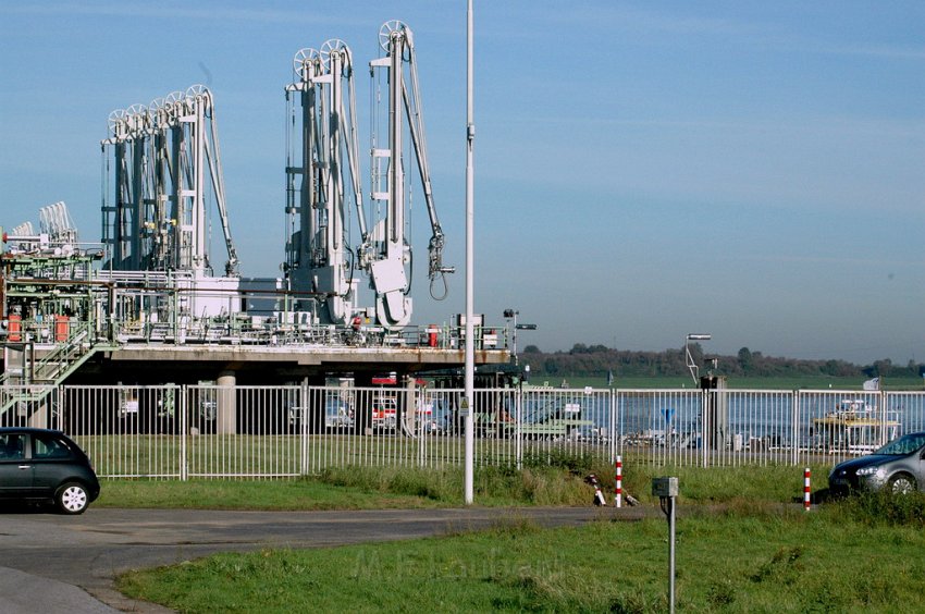 LKW faehrt in den Rhein Langel Hitdorf Faehre P165.JPG